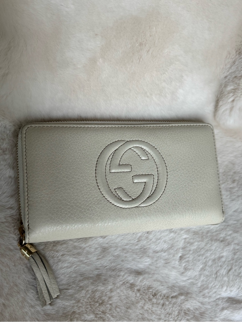 Gucci Soho Zip-Around Logo Wallet in Ivory